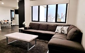 Spacious 3 Bedroom Modern Apartment - St Kilda East